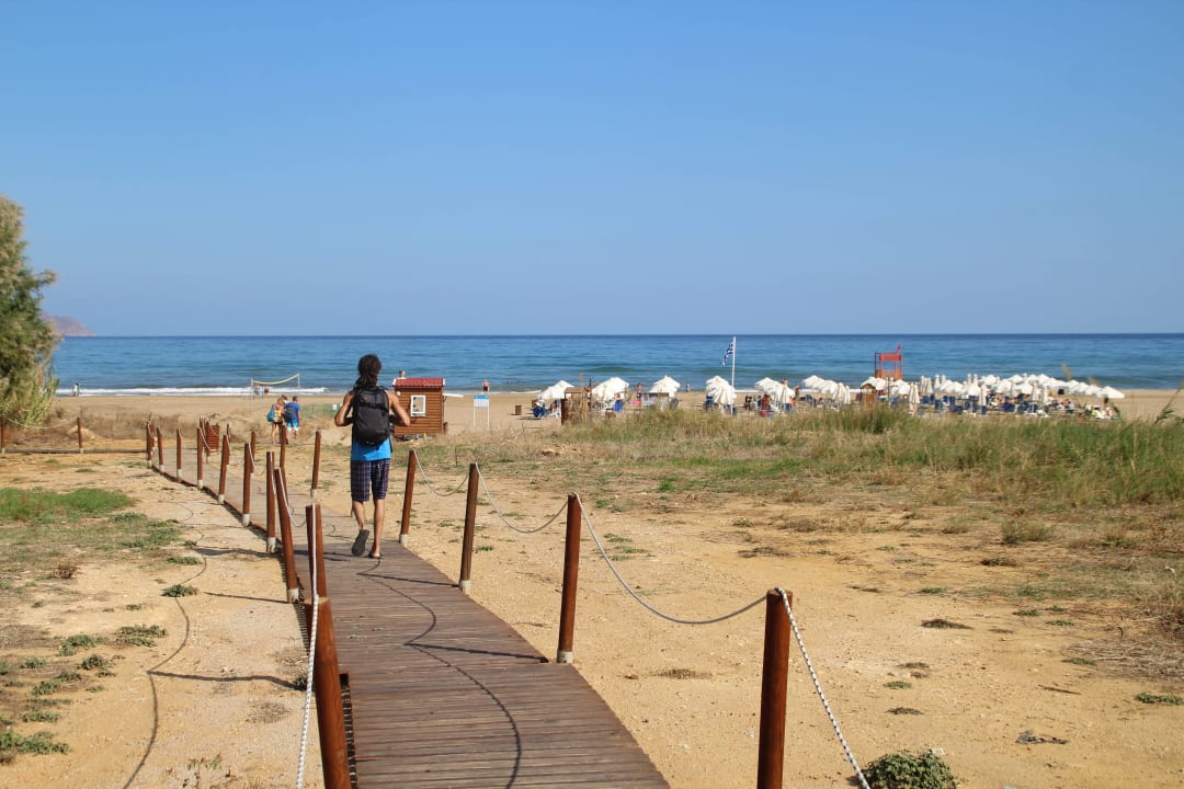 Weg zum Strand. HARPIN Georgioupolis Resort Aquapark & SPA