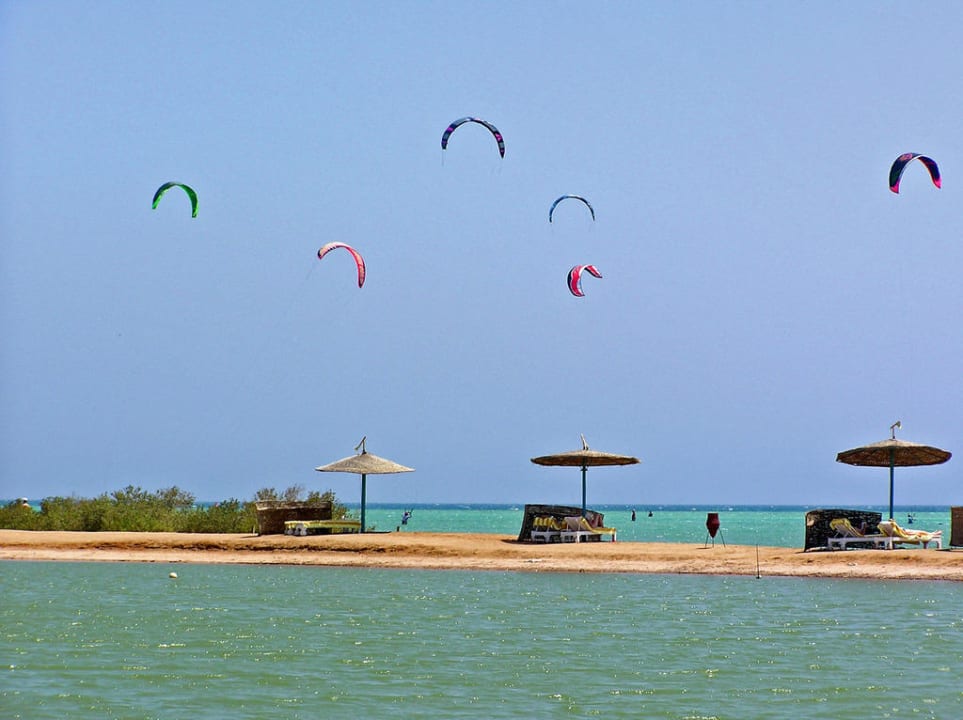 Kite surfer Mövenpick Resort & Spa El Gouna