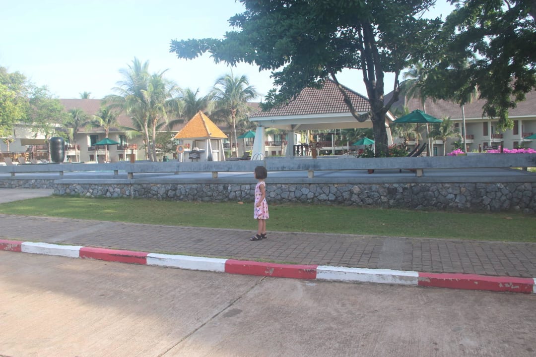 Zufahrt zur Rezeption; 1. Pool direkt daneben Novotel Chumphon Beach Resort And Golf