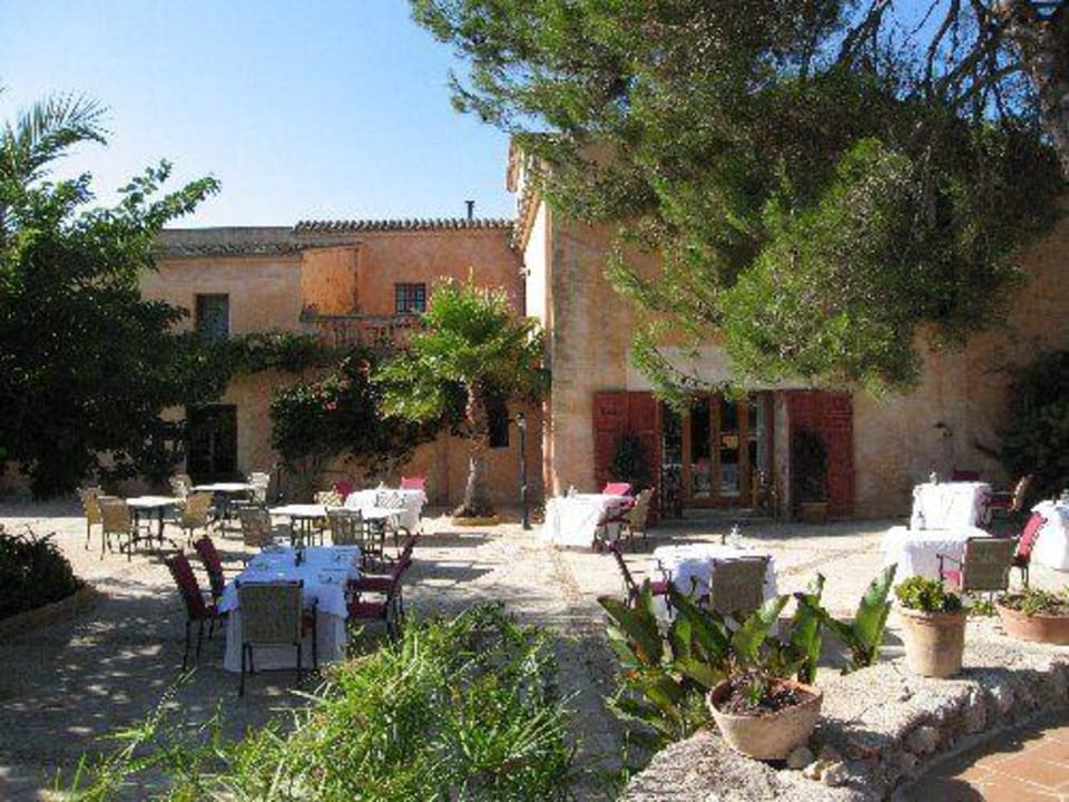 Innenof und für den Abend gedeckte Tische Hotel Sa Galera