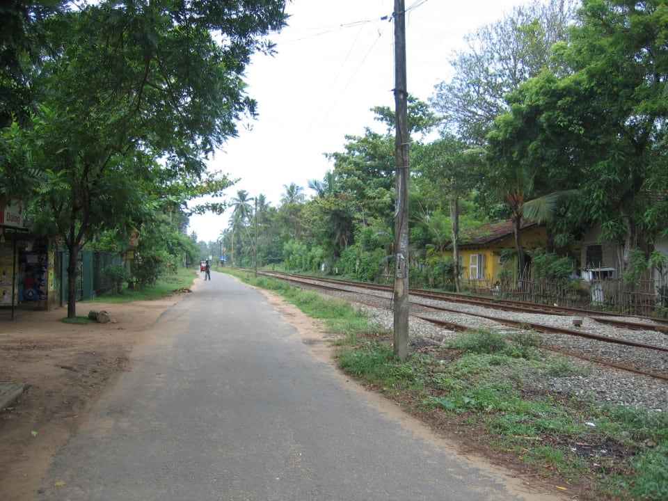 Vorm Hotel nach links gesehen Mermaid Hotel & Club