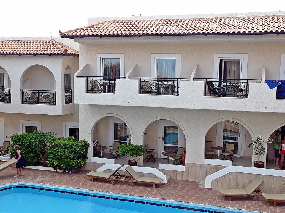 Innenhof und Zimmer Hotel Little Inn