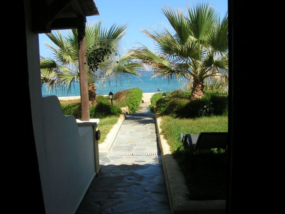 Blick aus der Zimmertüre! Alexander Beach Hotel & Village Resort