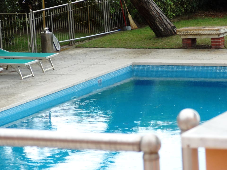 Pool im Regen Versilia Palace Hotel
