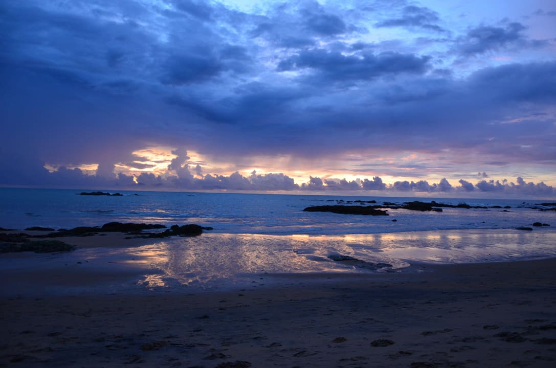 Direkt auf der anderen Strassen Seite Khaolak Oriental Resort - Adults only