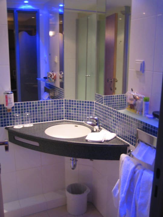 Unvollständiger Blick ins Bad Holiday Inn Express Nürnberg - Schwabach