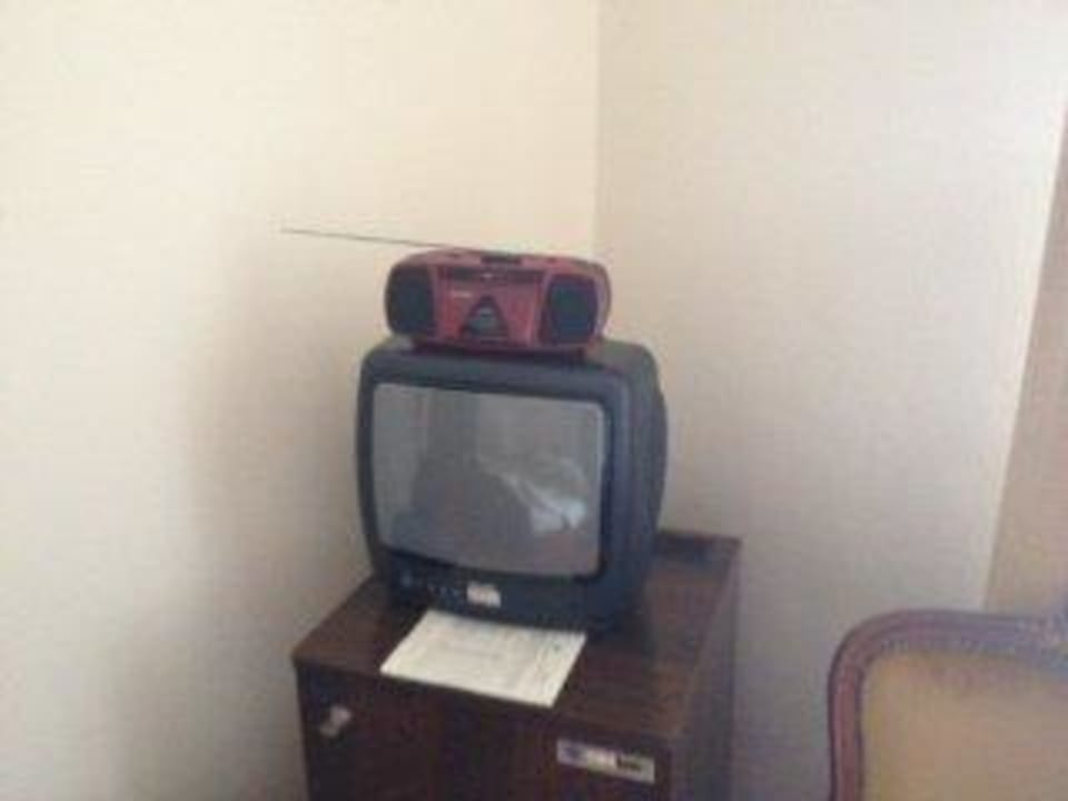 Hifi-Anlage und Grossbildschirm auf Minibar Hotel Schwarzer Adler