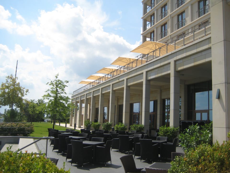 Außenterrasse Bar (oben Harbour View) ATLANTIC Hotel Wilhelmshaven