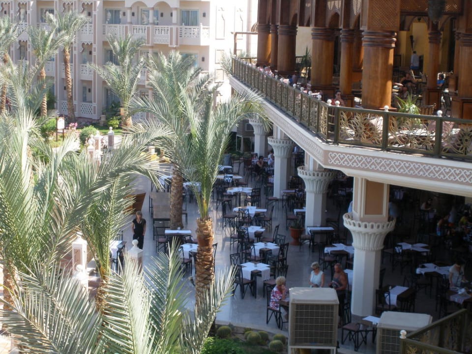 Terrasse mit drunterliegenden Restaurants Pickalbatros Palace Resort