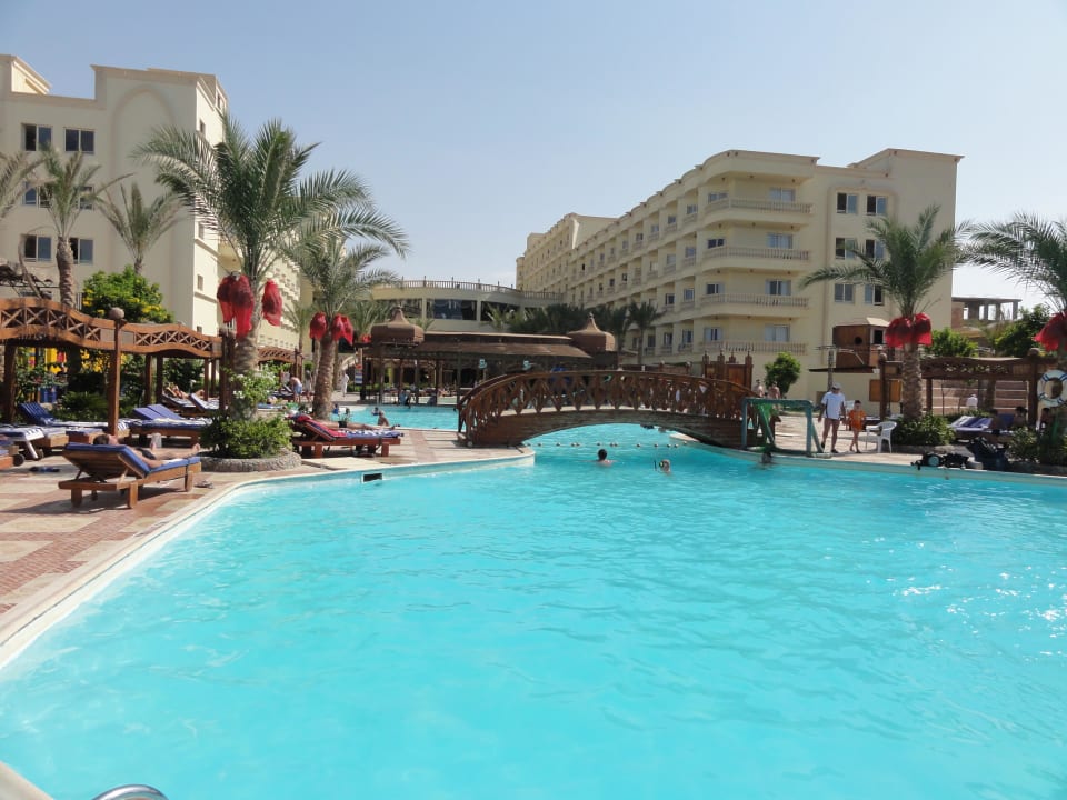 Widok na budynek główny Riviera Aqua Park Resort