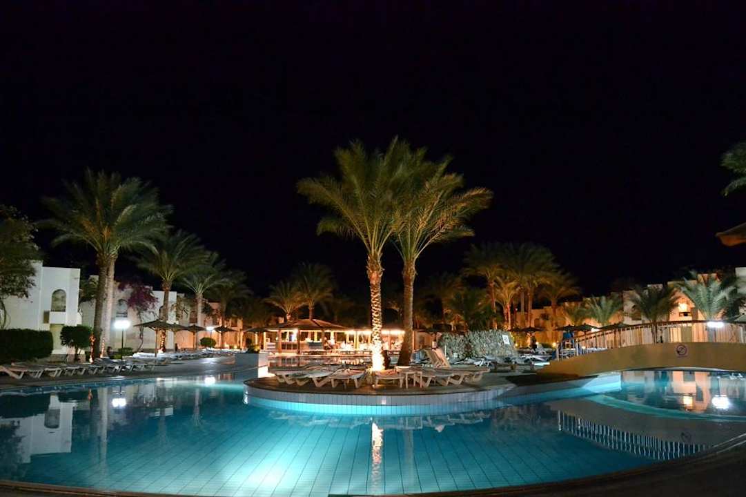 Bei Nacht Palm Beach Resort