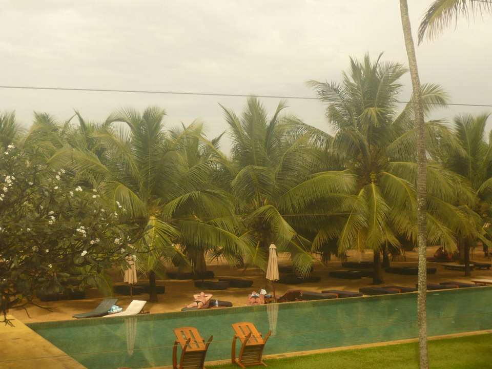 Pool bei Regen Hotel Jetwing Beach