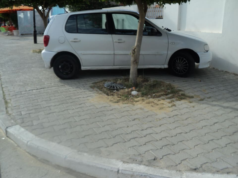 Weg vom Strand zum Hotel, Sauberkeit? Diar Lemdina Hotel