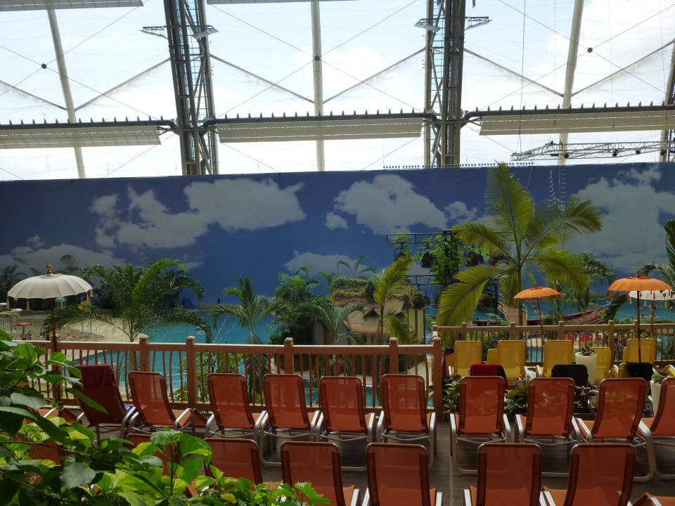 Liegefläche über einem Resaurant Tropical Islands Resort