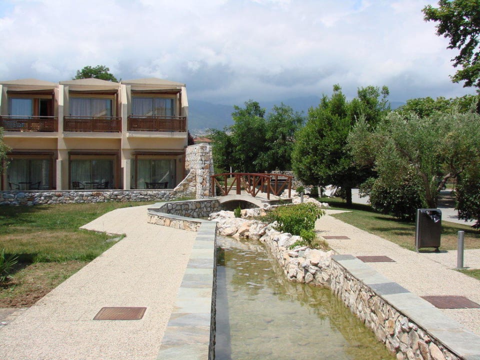 Bungalows mit Hotelbach Olympian Bay Grand Resort