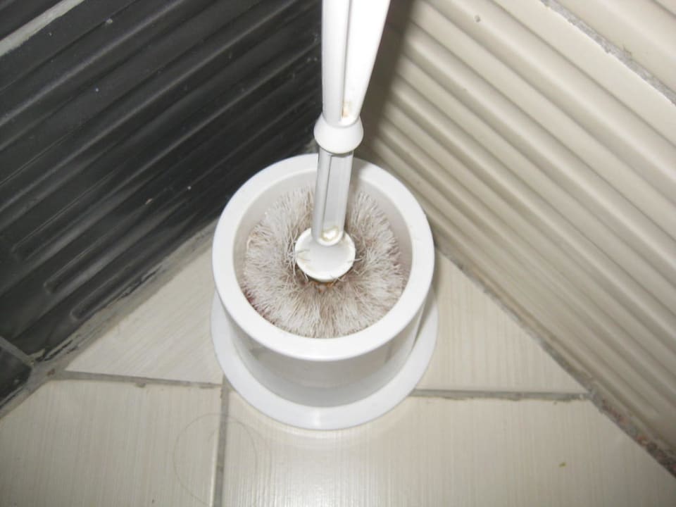 Klobürste im Badezimmer/WC Charmillion Gardens Aquapark