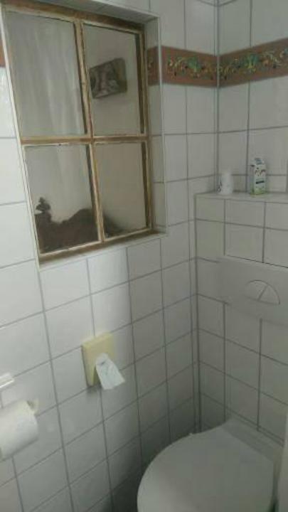 Fenster vom Minibad ins Zimmer - ohne Vorhang Panoramahotel Kapuzinergarten Breisach