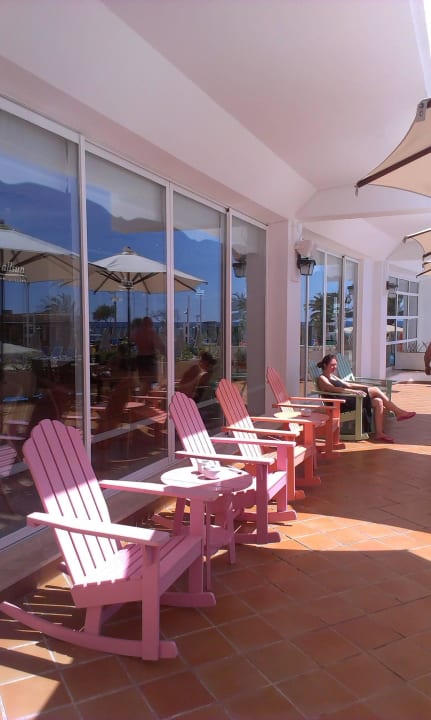 Schaukelstühle auf der Terrasse allsun Hotel Sumba