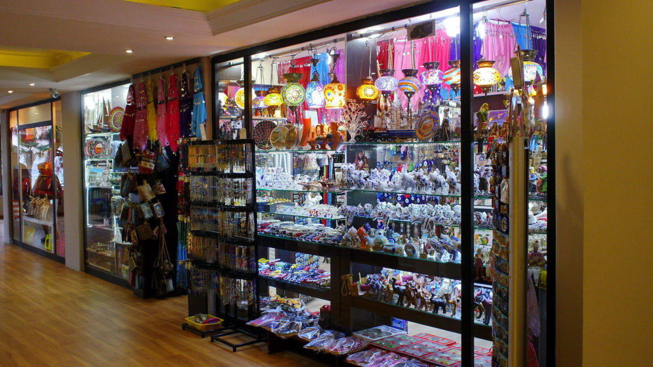 Hotelinnenbereich mit kleinen Läden Tusan Beach Resort