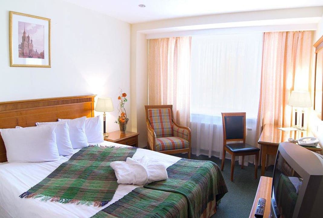 Medium room king-size bed SunFlower Park Hotel