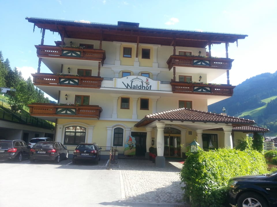 Hotel Haupteingang Kinderhotel Waldhof
