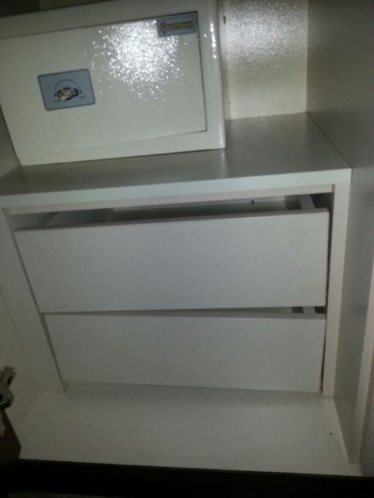 Auch im Schrank ist alles kaputt. Side Alegria Hotel & Spa - Adults only +16