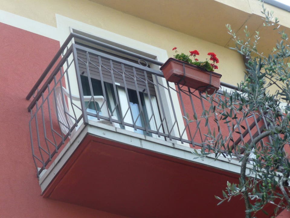 "Balkon von unten" Hotel Menapace (Torri del Benaco) • HolidayCheck