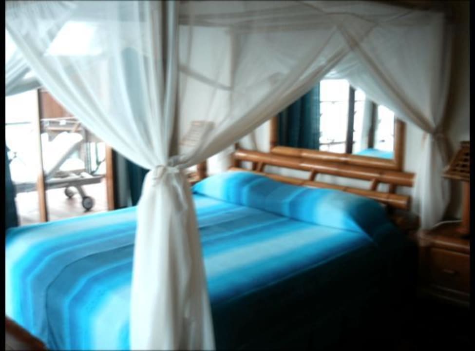 Wasserbungalow - so sieht das Bett aus Thulhagiri Island Resort