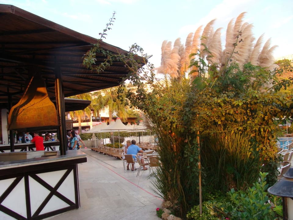 Blick von Straßen-/Strandzugang in Anlage Golden Beach Bodrum