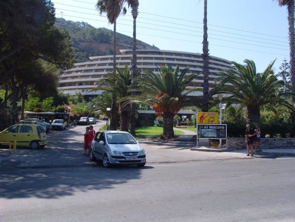 Olympic Palace Außenansicht mit Zufahrt Olympic Palace Resort Hotel & Convention Center