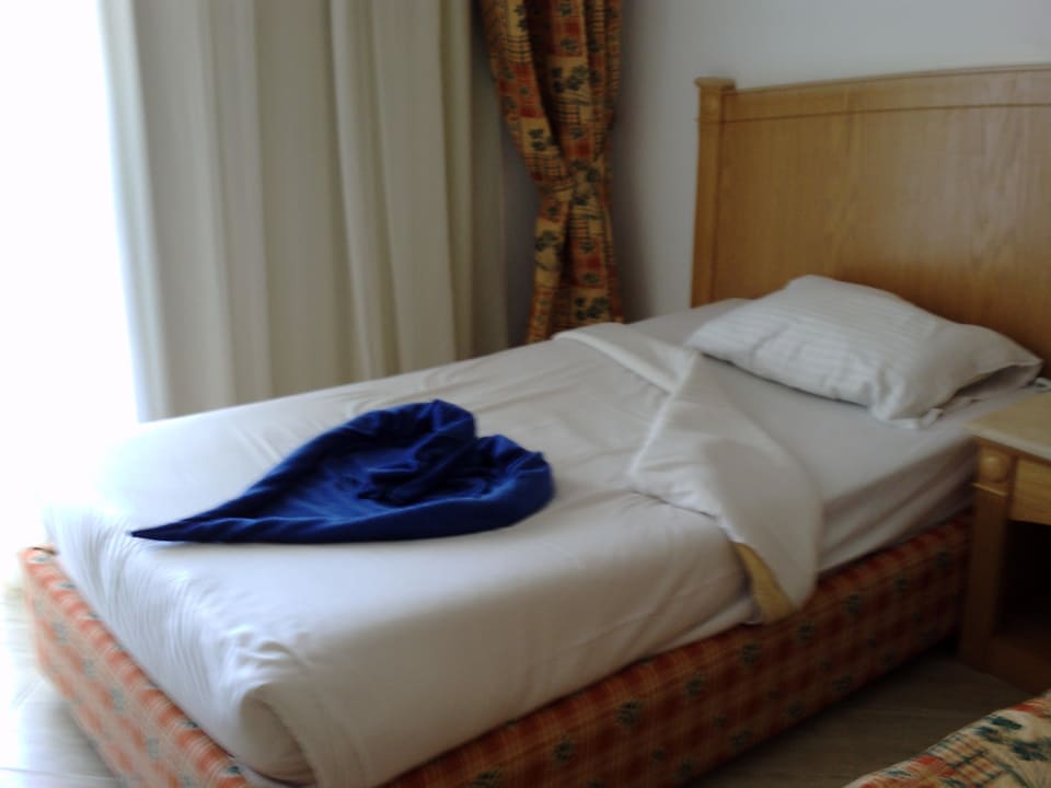 Das Bett im Zimmer! Pickalbatros Alf Leila Wa Leila Resort - Neverland Hurghada