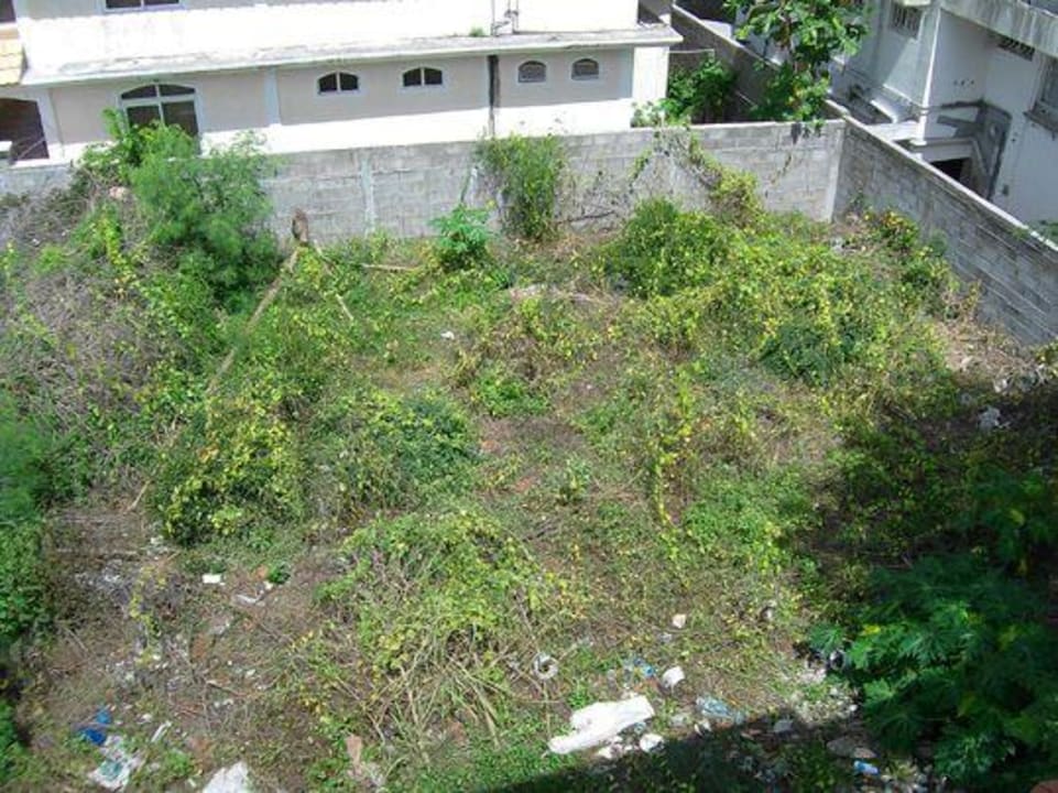 Das unbebaute Grundstück neben Villa Ravi Ferienanlage Mont Choisy Villas