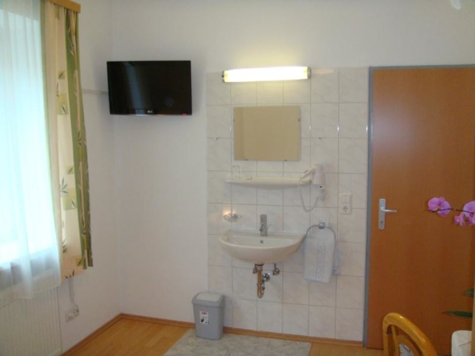 Waschbecken in Zimmern mit Fließwasser salzburgrooms.com