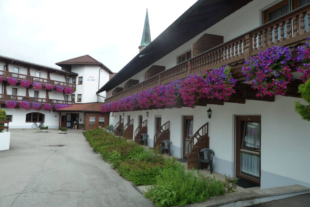 Hof mit Zimmer/Balkon rechts Hotel Zur Post