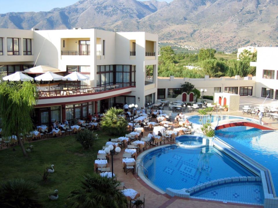Restaurant und Pool Vantaris Palace