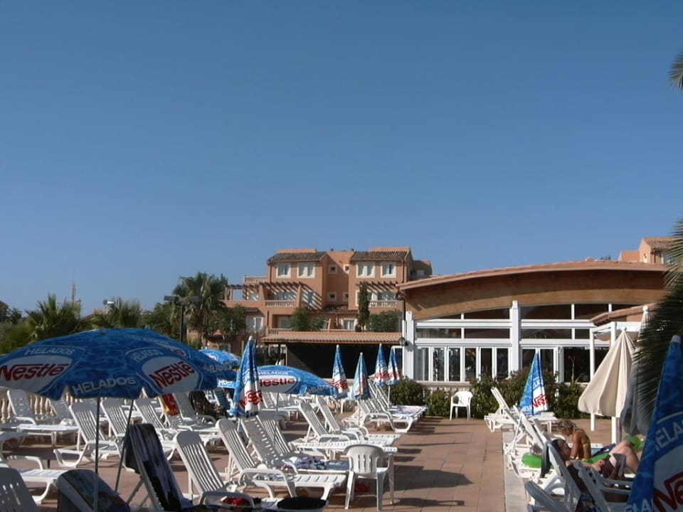 Vom Pool mit Aussicht auf den Speisesaal Aparthotel Ciudad Laurel