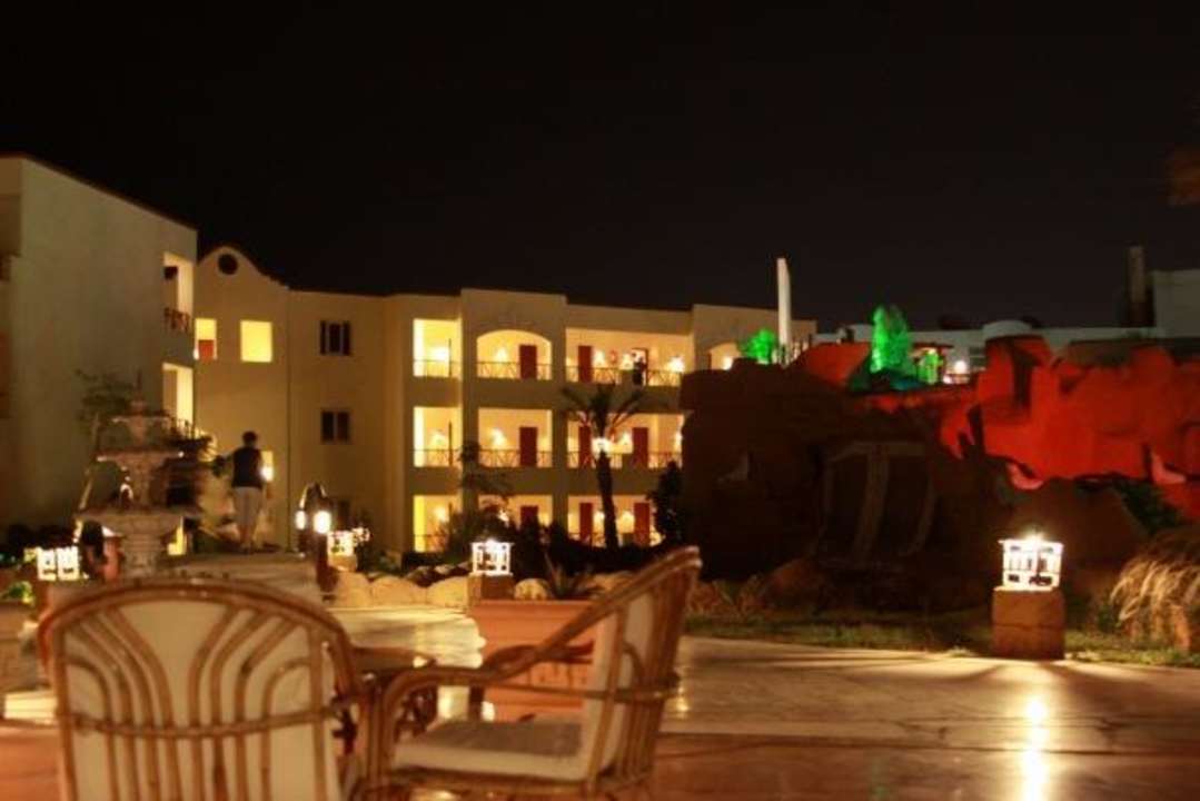 Терраса рядом с рестораном Regency Plaza Aqua Park & Spa