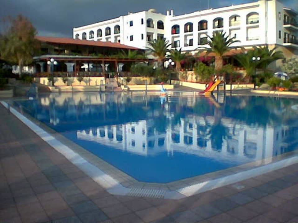 Pool und Hotel TUI SUNEO Chrissi Amoudia