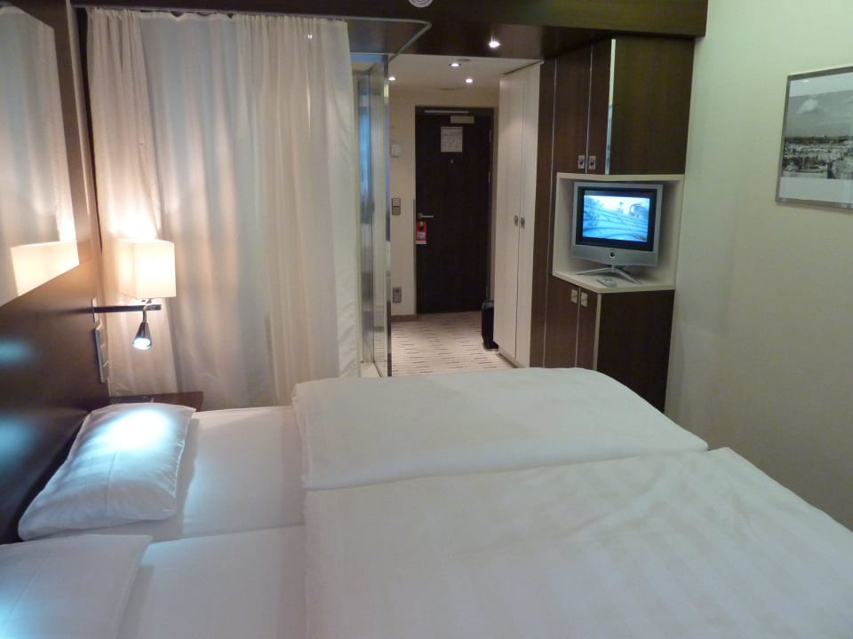 Alles in einem Raum,... Bett, Dusche, Waschbecken Park Inn by Radisson Berlin Alexanderplatz