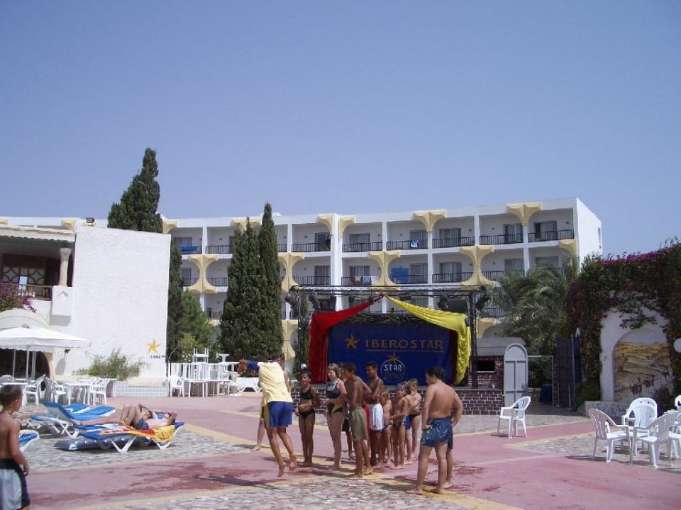 Showbühne und Poolanlage - Hotel im Hintergrund Royal Lido Resort & Spa