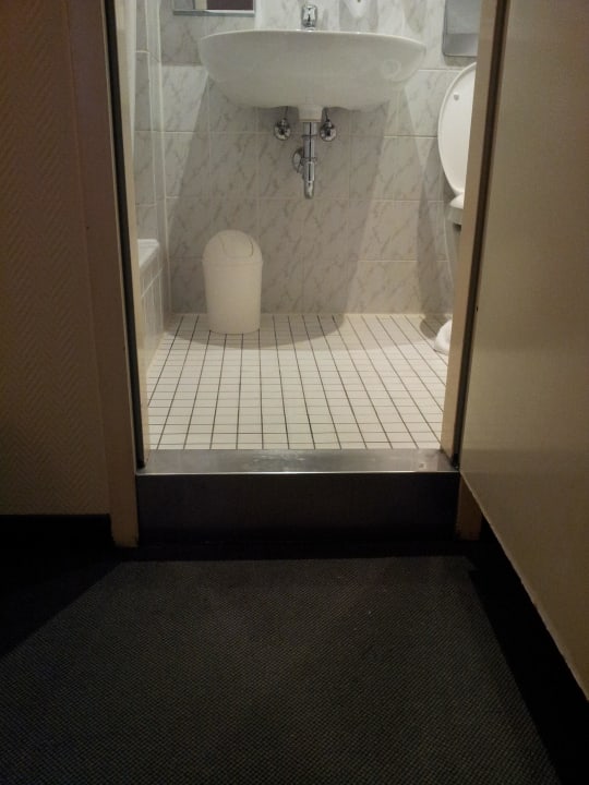 Die Stufe zum Bad, nicht behindertengerecht acom Hotel Berlin Kurfürstendamm
