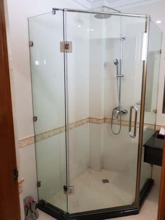 Dusche The Mawlamyaing Strand Hotel