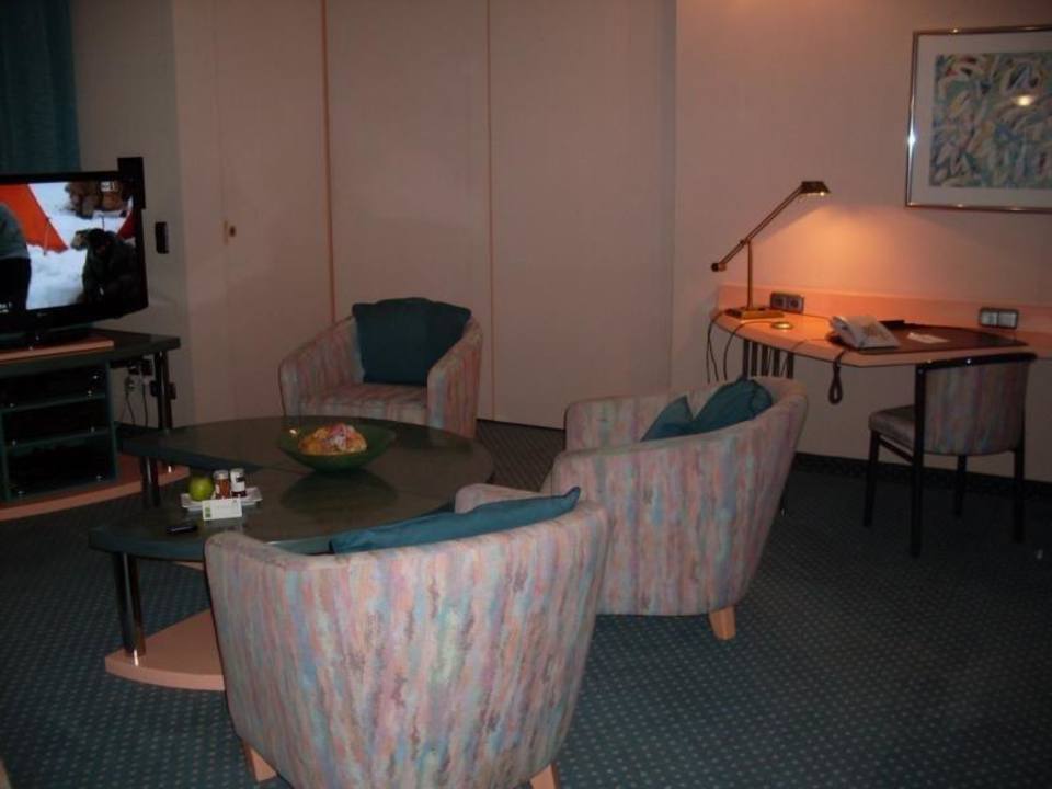 Wohnzimmer der Tower-Suite Leonardo Hotel Hannover Airport