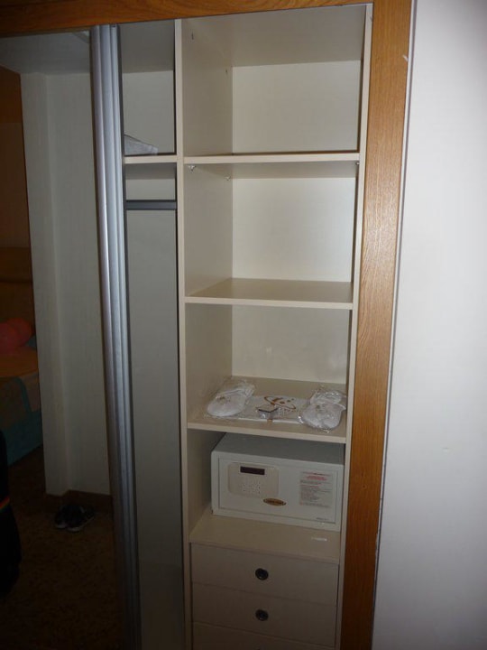 Schrank mit Safe Saturn Palace Resort Hotel