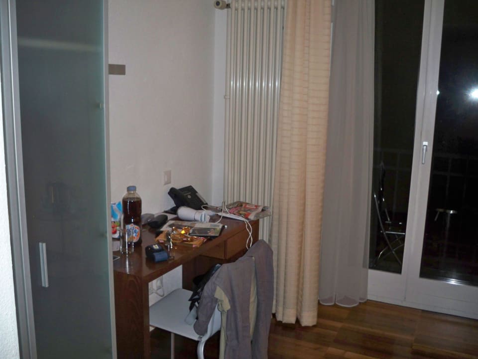 Schrank und Schreibtisch Waldstätterhof Swiss Quality Hotel