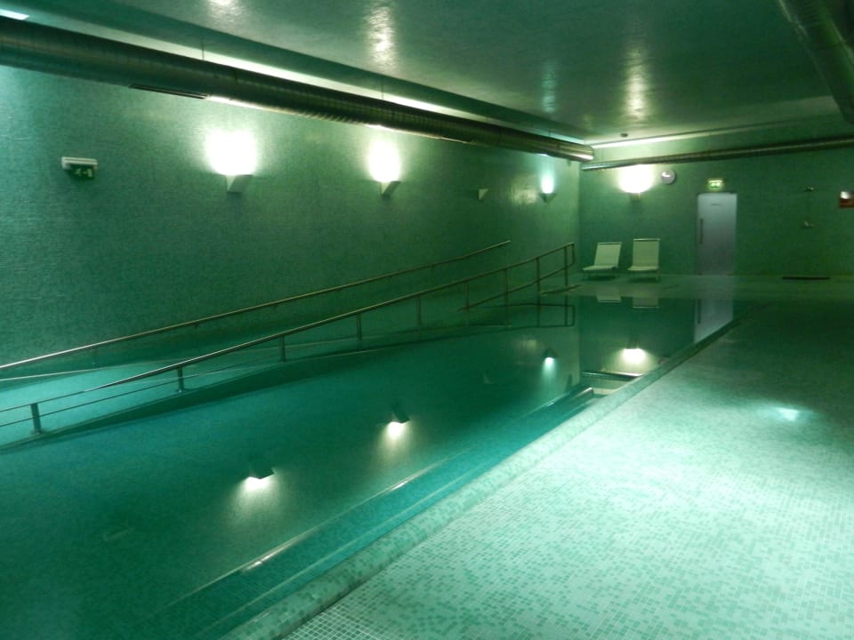 Lieblos gestalteter Innenpool Hotel Golden Residence