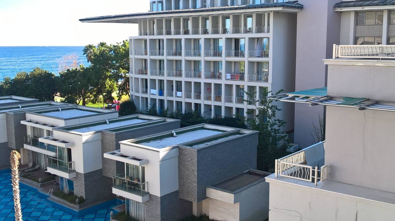 Von unserem Zimmer - rechts Kilikya Palace Göynük