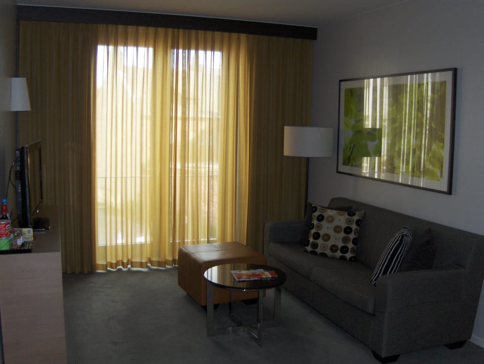 Sitzecke mit Französischem Balkon und Fernseher  Adina Apartment Hotel Berlin Mitte