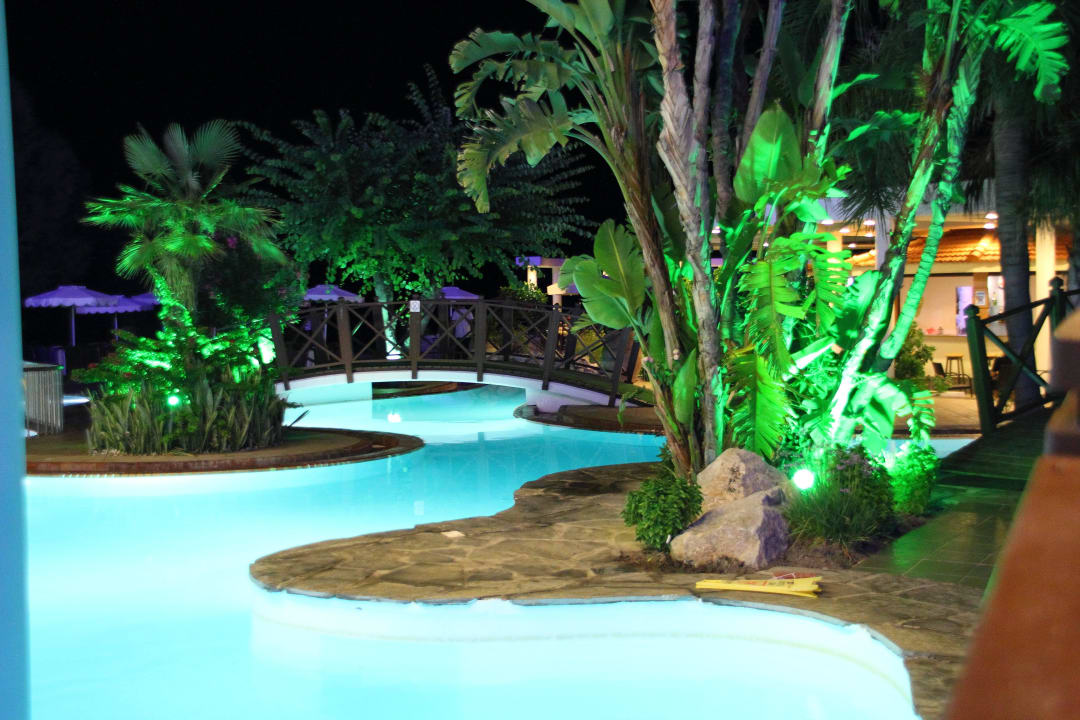 Schön beleuchtet Hotel Calypso Beach