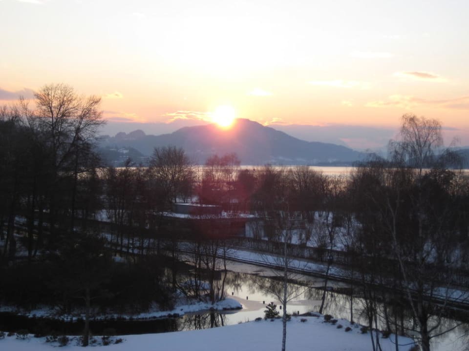 Sonnenuntergang vom Zimmer aus Das Seepark Wörthersee Resort